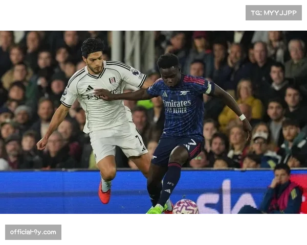 比赛瞬间:萨卡主罚角球前,与队友针对落点进行紧急交流。 比赛瞬间:萨卡主罚角球前,与队友针对落点进行紧急交流。